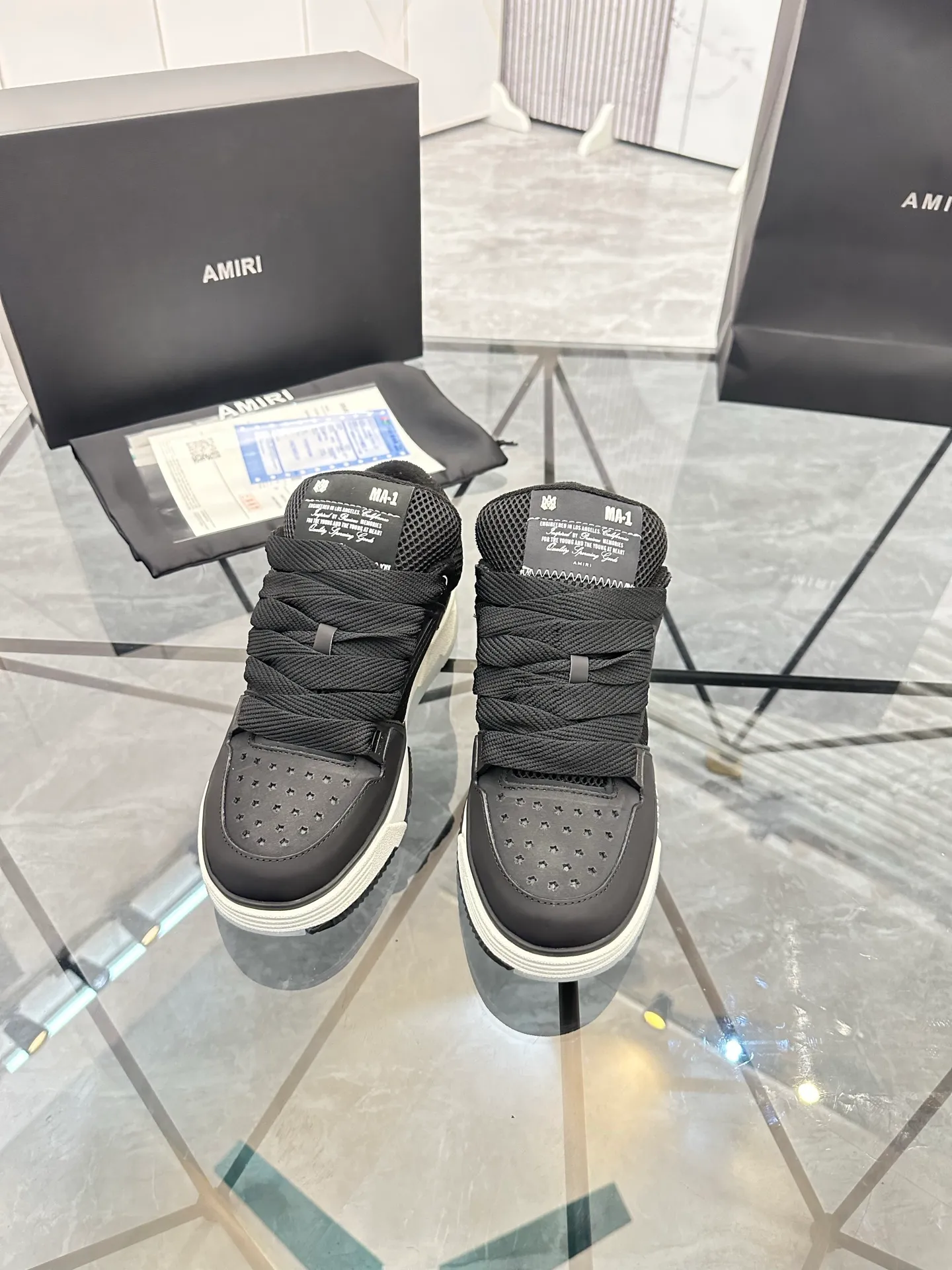 Men's shoes: 💰P720¥ Guangzhou top quality Product trademark: AMIRI* "Amir*" low-top casual shoes Regular size: 39-44 (can be customized to 45) Product materials: upper imported first-layer cowhide stitching original material, breathable lining, original outsole. Number: 525